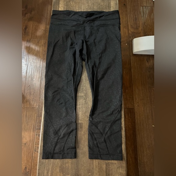 *First Pair* Lululemon Paisley Crop - Picture 1 of 2